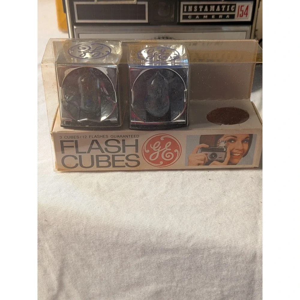 Kodak Instamatic 154 Camera Outfit Vintage 126 Film Case GE Flash Cubes Box